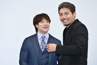 会見終了後、「コメントが上手」と褒める上野勇希選手（左）、照れ笑いする武知海青（右）。
