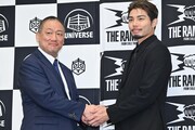 CyberFight代表取締役副社長の高木三四郎と握手をする武知海青。