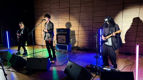 「STUDIO HISASHI with Anime」より、左からHISASHI、菅原卓郎、滝善充。