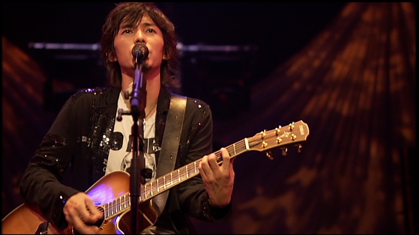 「Naohito Fujiki NAO-HIT TV Live Tour ver7.0～KNOCKIN’ON SEVENTH DOOR～ FINAL IN 日本武道館」より。©PONY CANYON INC.