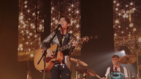 「Naohito Fujiki NAO-HIT TV Live Tour ver13.0～L-fifty-～」より。©PONY CANYON INC.