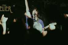 あゆみ（Vo, G / komsume）（撮影：清水舞）