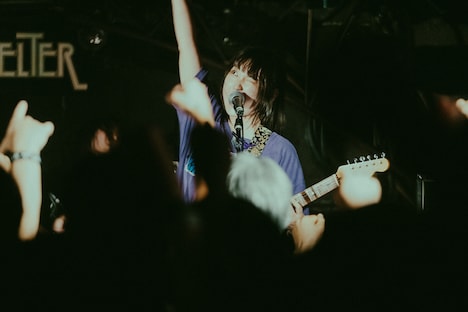 あゆみ（Vo, G / komsume）（撮影：清水舞）