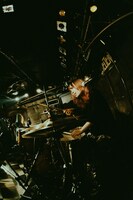 ジンちゃん（Dr, Cho / komsume）（撮影：清水舞）