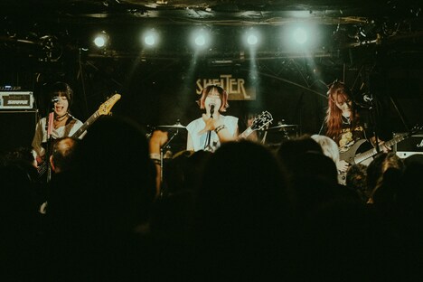 NEK!のライブの様子。（撮影：清水舞）