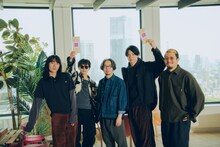 左からMONO NO AWAREのの加藤成順（G, Cho）と玉置周啓（Vo, G）、後藤正文（ASIAN KUNG-FU GENERATION）、Dos Monosの荘子itとTaiTan。