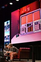 「完全爆弾解除マニュアル」をプレイする3人。