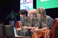 左からリョウガ（超特急）、ユーキ（超特急）、橘柊生（DISH//）。