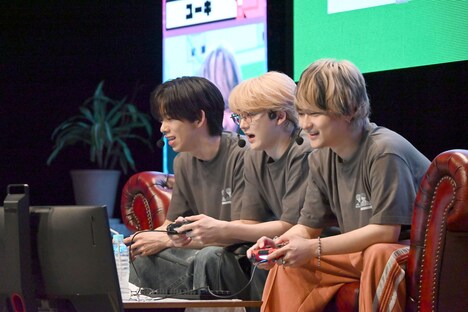 左からリョウガ(超特急)、ユーキ(超特急)、橘柊生(DISH//)。