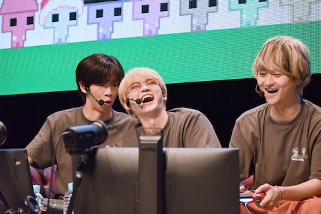 左からリョウガ(超特急)、ユーキ(超特急)、橘柊生(DISH//)。