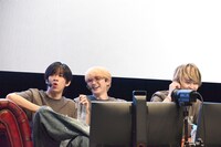 コントローラを置いてくつろぐリョウガ（超特急 / 左）とユーキ（超特急 / 中央）、真面目にプレイする橘柊生（DISH// / 右）。