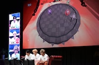 「Party Panic」ミニゲームでバトルする3人。