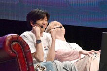 ミニゲームに勝って喜ぶリョウガ（超特急）と悔しがるユーキ（超特急）。