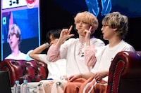 ミニゲームに勝って愛嬌を振りまくユーキ（超特急 / 中央）。