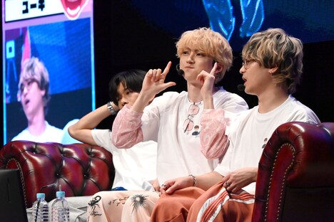 ミニゲームに勝って愛嬌を振りまくユーキ(超特急 / 中央)。