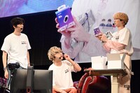 豪華賞品をゲットしたユーキ（超特急 / 右）。