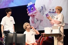 豪華賞品をゲットしたユーキ（超特急 / 右）。