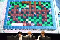 「スーパーボンバーマン R2」をプレイする3人。