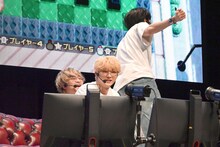 スタッフに話しかけるフリで橘柊生（DISH//）のプレイを邪魔するリョウガ（超特急 / 右）。