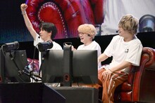 ファンとのコミュニケーションを楽しむリョウガ（超特急）、ユーキ（超特急）、橘柊生（DISH//）。