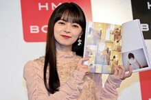 「kamiko」のお気に入りカットを見せる上國料萌衣（アンジュルム）。