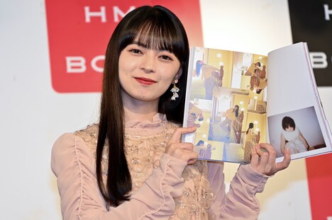 「kamiko」のお気に入りカットを見せる上國料萌衣(アンジュルム)。