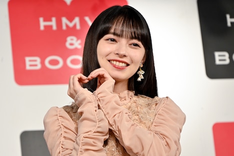 ハートのポーズをする上國料萌衣(アンジュルム)。