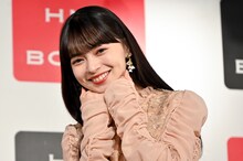 自身の好きなポーズをする上國料萌衣（アンジュルム）。