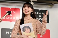 記者陣の質問に笑顔で答える上國料萌衣（アンジュルム）。