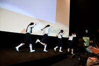 “猪突猛進ポーズ”で舞台を去る5人。