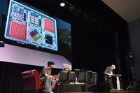 「完全爆弾解除マニュアル」をプレイする3人。