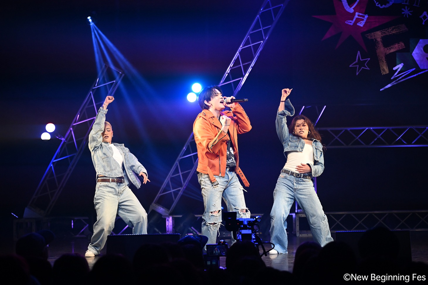 MASHIHOによるライブの様子。