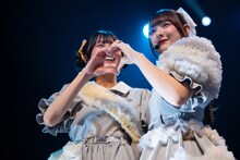 手でハートを作る清真尋（左）と清ゆな（右）。