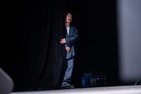 幕に隠れて夫人たちの非難を浴びる清竜人。