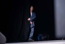 幕に隠れて夫人たちの非難を浴びる清竜人。