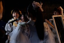 影ナレを務める夫人たち。