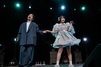 デュエット曲「私の方を向いてよ」を歌う竜人＆さきな。