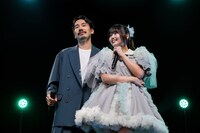 デュエット曲「私の方を向いてよ」を歌う竜人＆さきな。