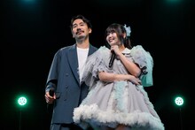 デュエット曲「私の方を向いてよ」を歌う竜人＆さきな。