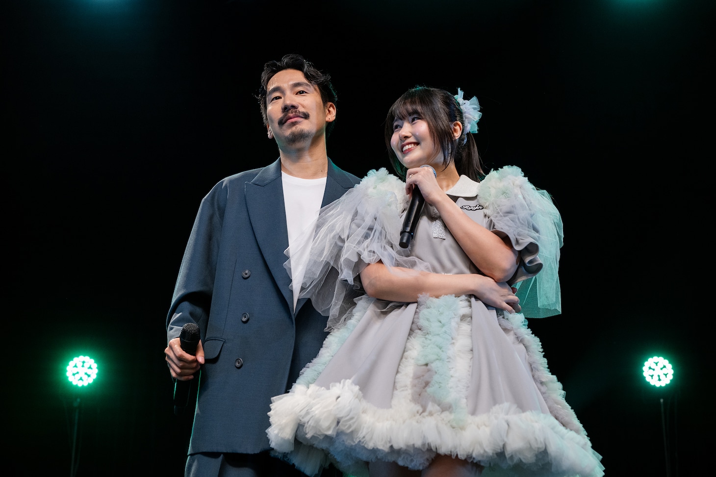 デュエット曲「私の方を向いてよ」を歌う竜人＆さきな。