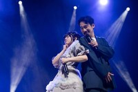 すねる清凪（左）に謝る清竜人（右）。