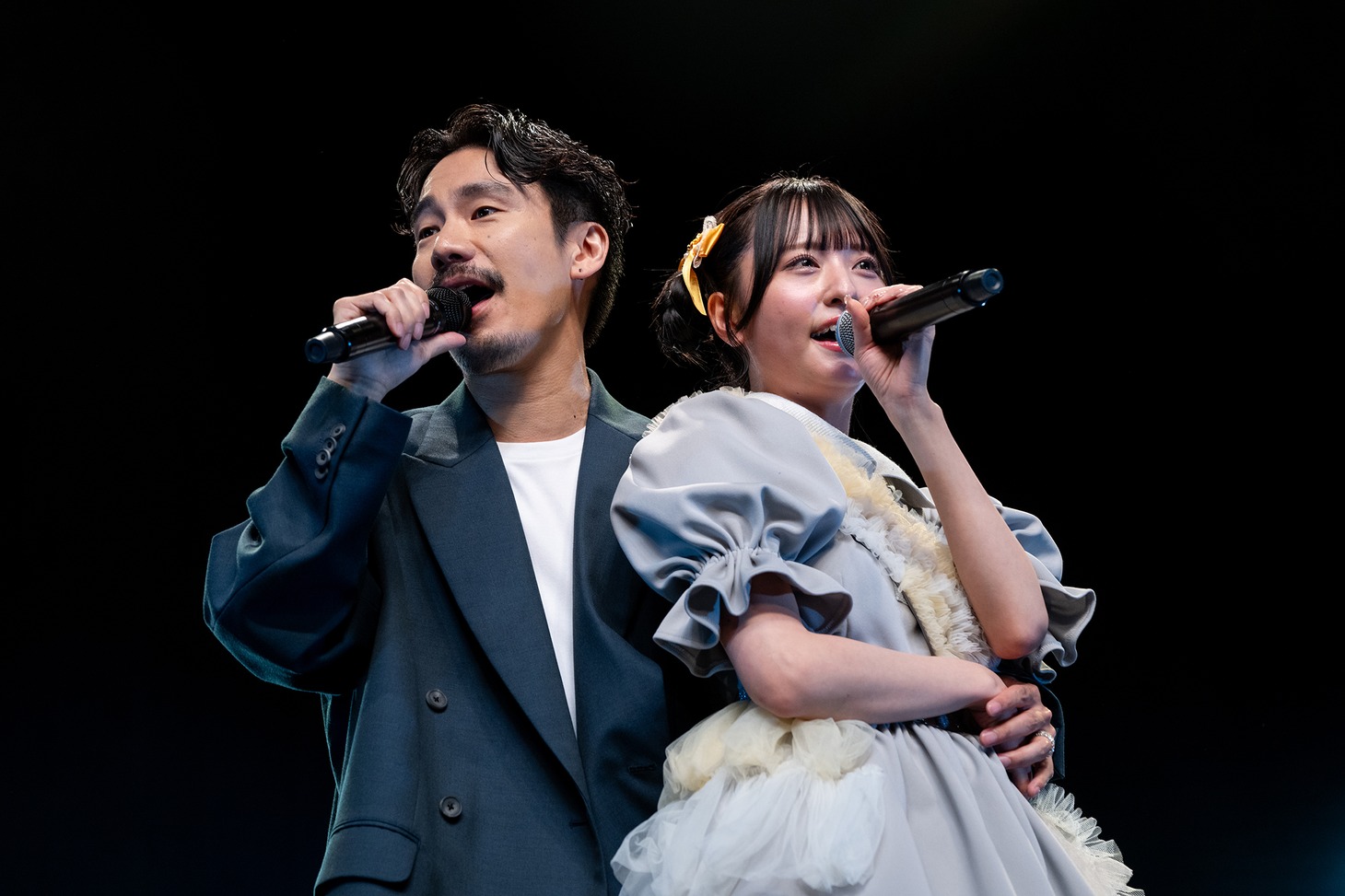 デュエット曲「Surely!」を歌う清竜人＆清真尋。