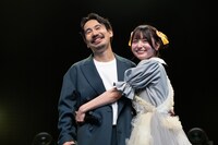 デュエット曲「Surely!」を歌う清竜人＆清真尋。