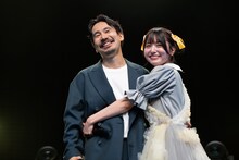 デュエット曲「Surely!」を歌う清竜人＆清真尋。