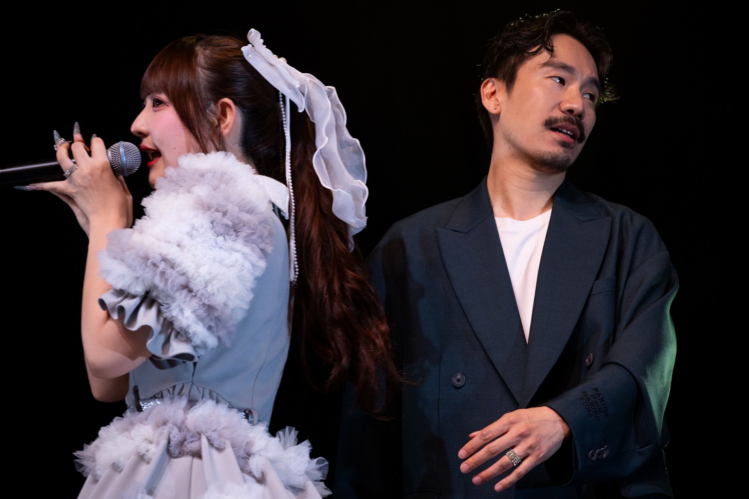デュエット曲「どうしてもできないの」を歌う清竜人＆清ゆな。