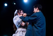 デュエット曲「どうしてもできないの」を歌う清竜人＆清ゆな。