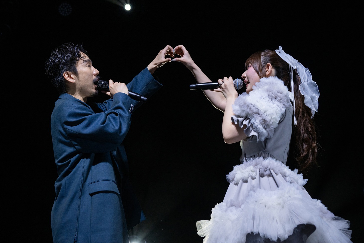 デュエット曲「どうしてもできないの」を歌う清竜人＆清ゆな。