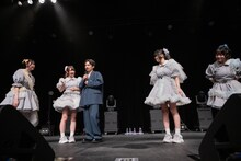 「きのこの山とたけのこの里、どっちが好きかー」と変な煽りを言うよう清竜人（中央）に指示する夫人たち。