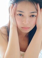 上國料萌衣（アンジュルム）「kamiko」より。（撮影：花盛友里）