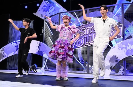 左から目黒蓮、しなこ、ラウール。©TBS